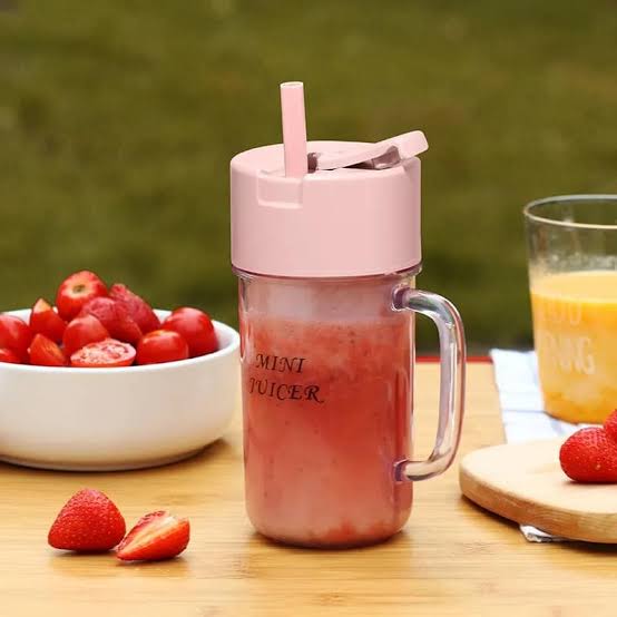 Mini Juicer with Straw